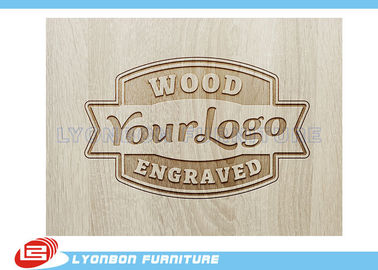 Le logo en bois gravé adapté aux besoins du client d'affichage pour l'accessoire d'affichage, peignent de finition